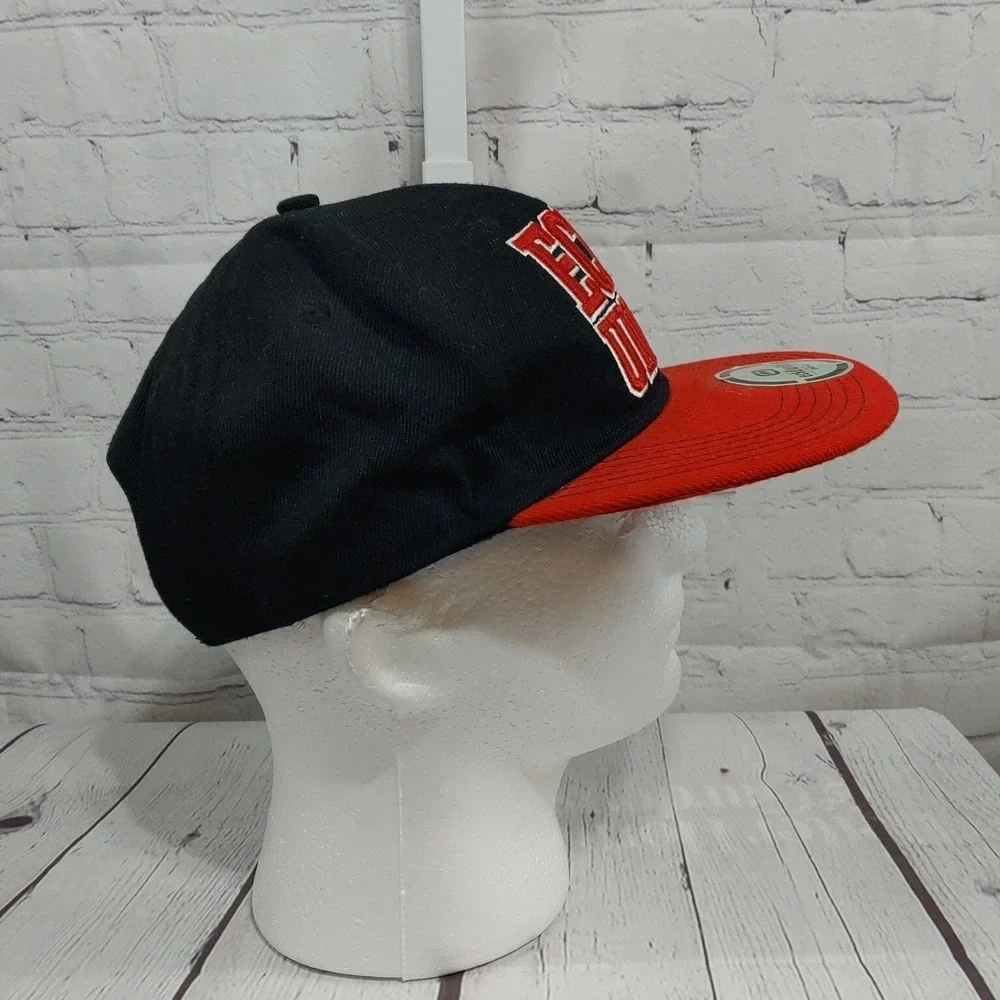 Ecko Unltd Men's Flat Bill Adjustable Snap Back Baseball Hat Black &Red